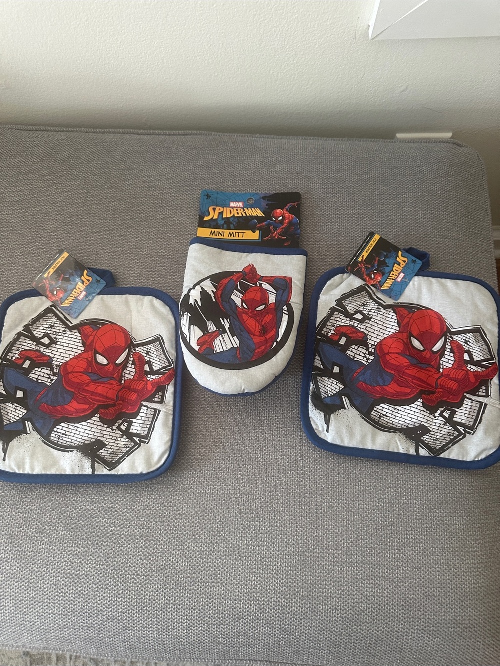 Marvel Spider-Man  Oven mini  Mitt & 2 Pot Holder Set - Red/Blue BNWT Bundle